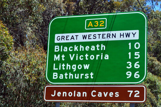 A sign on the Great Western Highway at Katoomba giving travel distances to nearby towns