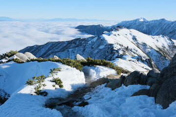Fototapeta na wymiar 雪山。冬の北アルプスの絶景トレイル。日本の雄大な自然。