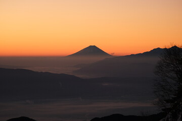 朝焼けの北アルプス。富士山遠望。