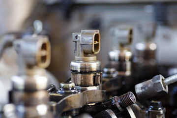 Old engine repair fuel injection.Common rail diesel injection system on track