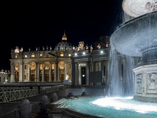 Preparativos para la Semana Santa en la Piazza San Pietro, sólo roto por el ruido de la fontana de...