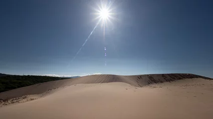 Photo sur Plexiglas Plage de Bolonia, Tarifa, Espagne Sol abrasador sobre la duna de la playa Bolonia en Cádiz. Donde se ubica el conjunto arqueológico de Baelo Claudia.