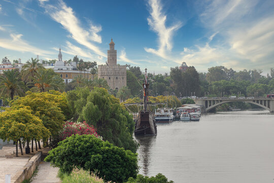 Vista de la Torreo del Oro en Sevilla, con una carabela atracada en su proximidad, tomada desde el puente de Triana