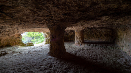 Vista del interior de una tumba en la necrópolis de Cala Morrel, en Menorca, Islas Baleares, España