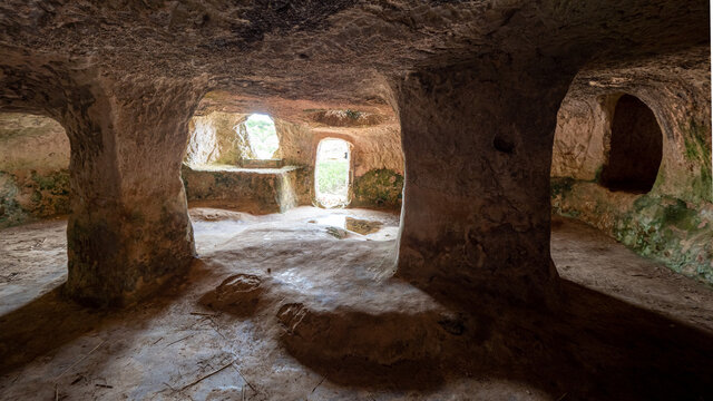 Vista del interior de una tumba en la necr&oacute;polis de Cala Morrel, en Menorca, Islas Baleares, Espa&ntilde;a