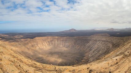 Cráter del volcán Caldera Blanca en Lanzarote, Islas Canarias, España