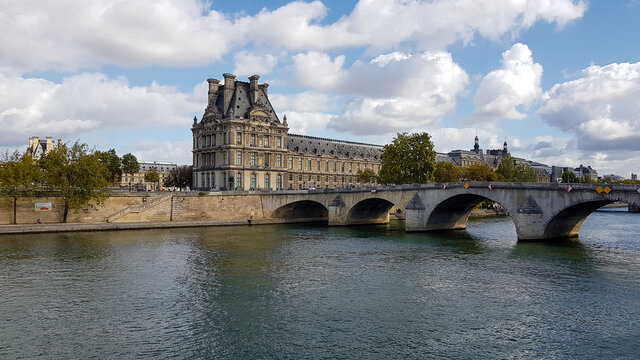 Museo del Louvre y Puente Real sobre el rio Sena, en Par&iacute;s, Francia