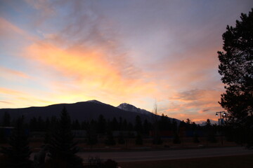 Obraz premium sunrise in the mountains, Jasper National Park, Alberta