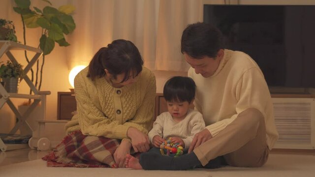 積み木で楽しそうに遊ぶ日本人親子