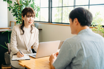 Obraz premium 男性と打ち合わせするビジネスウーマン（2人） 