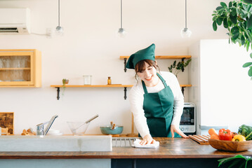 ハウスクリーニングする女性（カウンター）
