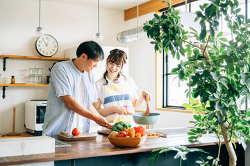 一緒に料理を作る男女（夫婦）  © buritora