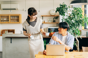 コーヒーを淹れてくれる女性
