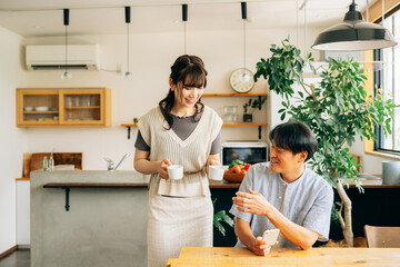 スマホを見る男性と女性（コーヒー）
