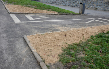 Obraz premium run-over edges with tracks from heavy trucks. a poorly designed turn radius means damage to curbs, concrete paving. damaged lawn down to mud. road edge repair and entry ban for truck damage rubber rim