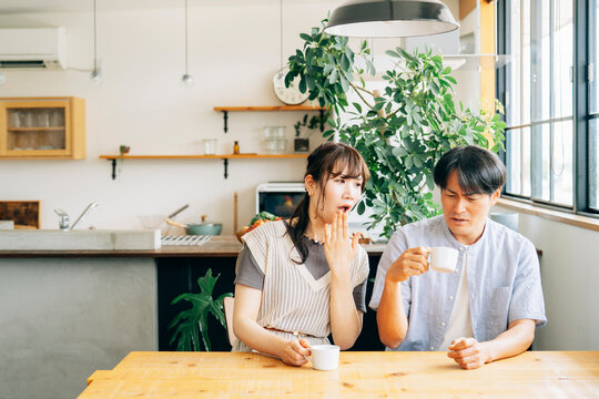 ドリンクを飲んで驚く男女
