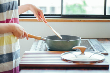 キッチンで調理する女性
