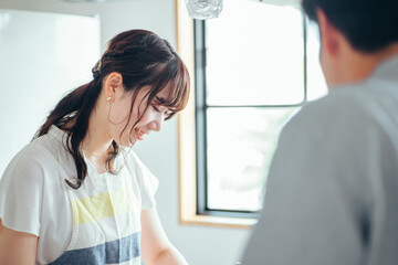 一緒に料理を作る女性（夫婦・手伝う）  © buritora