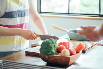 料理をする女性と見ている男性（顔なし）  © buritora