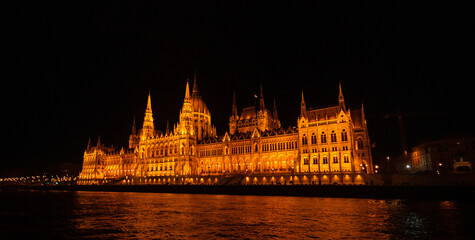 Naklejka premium Hungarian Parliament Building at night