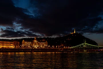 Selbstklebende Fototapete Kettenbrücke BME-Gebäude CH, Freiheitsstatue und Széchenyi-Kettenbrücke in Budapest, Ungarn