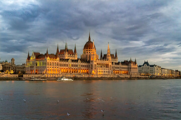 Fototapeta na wymiar Hungarian Parliament Building at evening