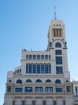 The C&iacute;rculo de Bellas Artes (C&iacute;rculo de Bellas Artes), a cultural organization that was founded in 1880 in Madrid, Spain. It was designed by the architect Antonio Palacios and constructed in 1926.