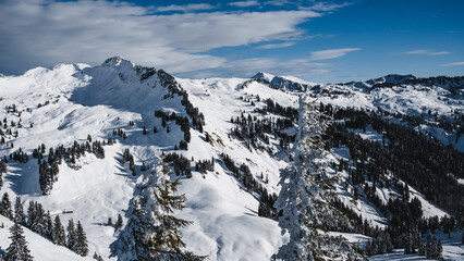 Obraz premium Hohe Matona an einem sonnigen Wintertag in den Alpen in Vorarlberg.