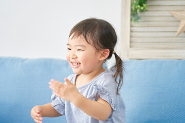 幼児　女の子　ポートレート　リビング