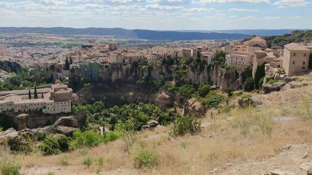 Panorámica de la monumental ciudad de Cuenca, España