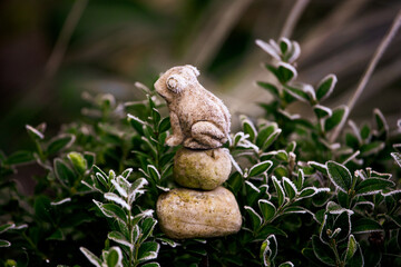 frog sculpture in winter 