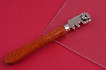 Coupe-verre &agrave; grugeoir sur une plaque de verre en gros plan sur fond rouge