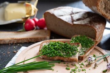 Brot mit Schnittlauch im Hintergrund Brot, Butter und Radieschen