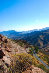 Bergstrasse in trockener Landschaft. 
