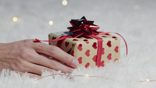 Scatole regalo per la festa degli innamorati di san Valentino su tappeto bianco