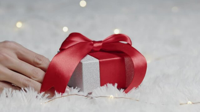 Scatole regalo per la festa degli innamorati di san Valentino su tappeto bianco