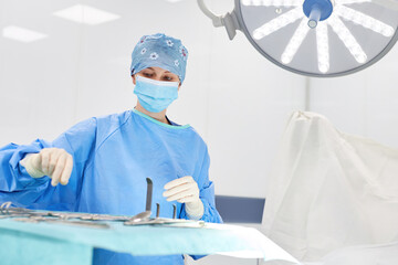 OP-Schwester oder Ärztin mit sterilem Operationsbesteck