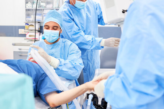 Anästhesist und Chirurgie Team geben Anästhesie an Patientin