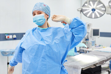 Erschöpfte Krankenschwester streckt sich nach Operation