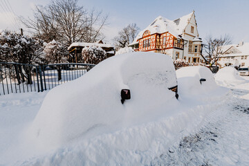 Thüringen- Jena im Winter- schneebedecktes Auto