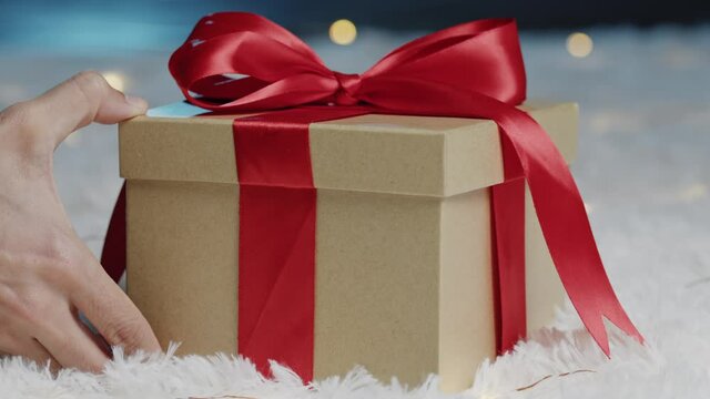 Scatole regalo per la festa degli innamorati di san Valentino su tappeto bianco