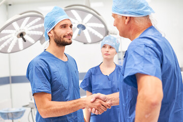 Zwei Chirurgen beim handshake nach einer Operation