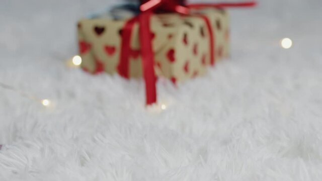 Scatole regalo per la festa degli innamorati di san Valentino su tappeto bianco