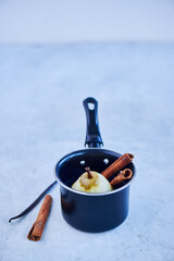 Poached pears in white wine with vanilla and cinamon
