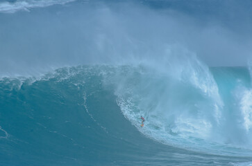 Naklejka premium Sport photography. Jaws swell on International surfing event in Maui, Hawai 2021 December.