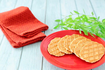 バターワッフル｜赤色のクロスとお皿