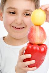 Fototapeta na wymiar Junge mit Obst und Gemüse