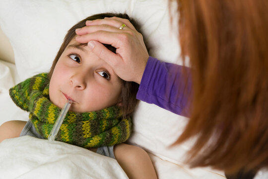 Junge mit Fieber im Bett
