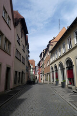 Fototapeta na wymiar Hafengasse mit Blick auf den Marktplatz in Rothenburg ob der Tauber