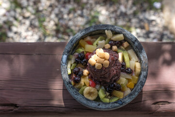 Bean bingsu, a Korean dessert eaten in summer topped with milk, various fruits, rice cakes, and red beans after grinding ice.